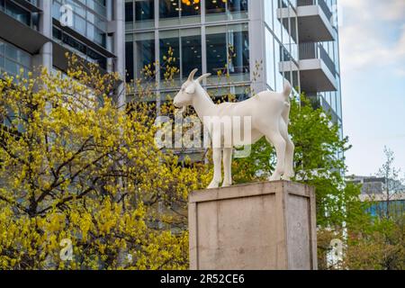 Statue de chèvre à l'extérieur du marché de Spitalfields, Londres, Angleterre Banque D'Images