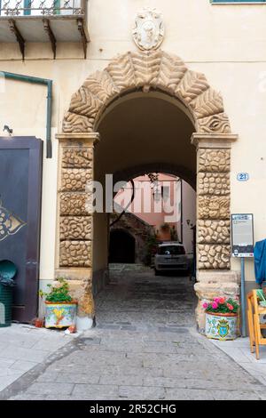 Le noble Muratori famili a construit le Palazzo Piraino vers la fin du XVIe siècle, Cefalu, Sicile, Italie. Au-dessus du portail se trouve la crête de marbre de la famille Pirajno Banque D'Images