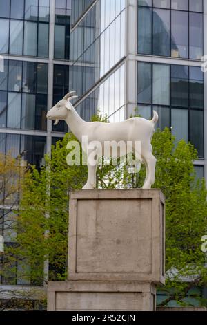 Statue de chèvre à l'extérieur du marché de Spitalfields, Londres, Angleterre Banque D'Images