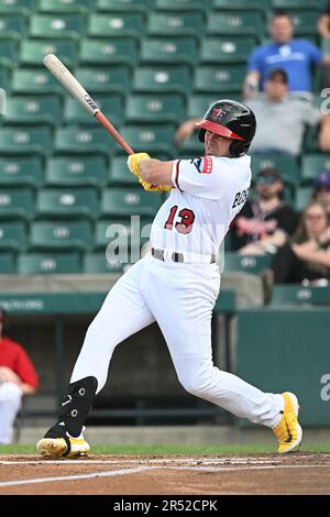 Fargo, Dakota du Nord, 30 mai 2023. Manuel Boscan de FM Redhawks (13) regarde un ballon à frapper pendant le match des Redhawks de FM contre les Canaries de Sioux Falls dans l'American Association professionnel de baseball à Newman Outdoor Field à Fargo, ND mardi, 30 mai 2023. Sioux Falls a gagné 4-2.photo par Russell Hons/CSM(image de crédit: © Russell Hons/Cal Sport Media) Banque D'Images