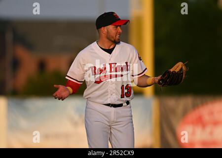 Fargo, Dakota du Nord, 30 mai 2023. Manuel Boscan (13), un infieleur de la FM Redhawks, réagit en quittant le terrain après un dîner lors du match de la FM Redhawks contre les Canaries de Sioux Falls dans le baseball professionnel de l'Association américaine à Newman Outdoor Field à Fargo, Dakota du Nord, mardi, 30 mai 2023. Sioux Falls remporte le 4-2.photo de Russell Hons/CSM Banque D'Images