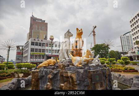 La ville colorée de Kuching, dans la province de Sarawak en Malaisie, sur l'île de Bornéo, est connue pour son architecture unique Banque D'Images