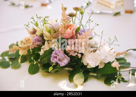 Magnifique table d'été avec bouquet de fleurs pour les fêtes Banque D'Images