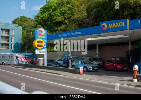 Bantry West Cork, Irelan mercredi 31 mai 2023; le gouvernement a annoncé que l'accise sur le carburant sera réintroduite ce soir à minuit. La réintroduction verra l'essence augmenter de 6 % le litre et le diesel augmenter de 5 % le litre. Les clients de la station-service Maxol remplissent leurs véhicules avant l'augmentation. Credit ; ED/Alay Live News Banque D'Images