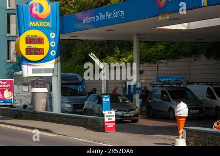 Bantry West Cork, Irelan mercredi 31 mai 2023; le gouvernement a annoncé que l'accise sur le carburant sera réintroduite ce soir à minuit. La réintroduction verra l'essence augmenter de 6 % le litre et le diesel augmenter de 5 % le litre. Les clients de la station-service Maxol remplissent leurs véhicules avant l'augmentation. Credit ; ED/Alay Live News Banque D'Images