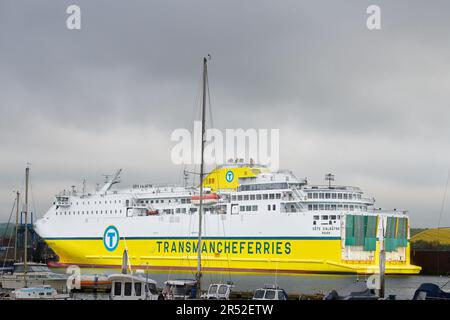 De DFDS Newhaven à Dieppe Transmancheferries ferry « Côte d'Albatre », amarré au quai de Newhaven, en Angleterre, un jour gris. Banque D'Images