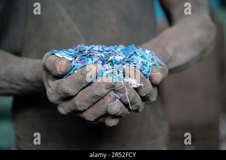 Nakuru, Kenya. 31st mai 2023. Détail des mains d'un homme tenant du plastique déchiqueté dans une usine de recyclage près de la ville de Nakuru. Le Comité intergouvernemental de négociation (INC2) se réunit à Paris, en France, pour élaborer des détails concernant un traité juridiquement contraignant sur les matières plastiques visant à éliminer la pollution plastique dans le monde entier. Crédit : SOPA Images Limited/Alamy Live News Banque D'Images