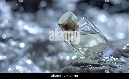 Bouteille de parfum sur le fond de la mer Banque D'Images