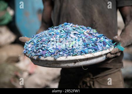 Nakuru, Kenya. 31st mai 2023. Détail des mains d'un homme tenant du plastique déchiqueté dans une usine de recyclage près de la ville de Nakuru. Le Comité intergouvernemental de négociation (INC2) se réunit à Paris, en France, pour élaborer des détails concernant un traité juridiquement contraignant sur les matières plastiques visant à éliminer la pollution plastique dans le monde entier. (Photo de James Wakibia/SOPA Images/Sipa USA) crédit: SIPA USA/Alay Live News Banque D'Images