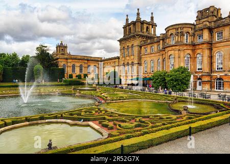 Palais de Blenheim, jardin avec labyrinthe topiaire et fontaines, terrasses aquatiques, site classé au patrimoine mondial de l'UNESCO, Woodstock, Oxfordshire, Cotswolds, Angleterre Banque D'Images