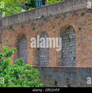Italie, Italie, Marche, Urbino, centre-ville, vieille ville, église, vieux murs, vitraux, arches Banque D'Images