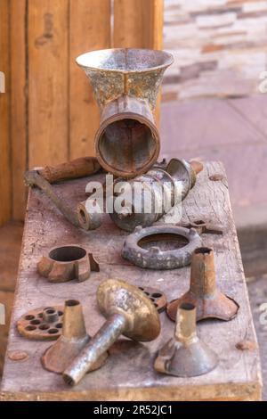 Machine à saucisse antique avec tous ses accessoires sur une table en bois Banque D'Images