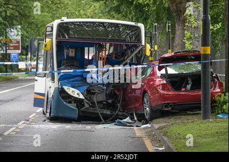 Pershore Road, Birmingham - 31st mai 2023 - cinq personnes, dont un enfant, ont été hospitalisées après la collision d'un bus et d'une voiture à Birmingham. La voiture couleur marron a frappé le bus à impériale unique alors qu'il s'approchait d'un arrêt de bus sur Pershore Road dans le quartier Edgbaston de la ville. La police des West Midlands a fermé la route à mesure que les invasions se poursuivaient. Un porte-parole du service d'ambulance des West Midlands a déclaré : « à l'arrivée, les équipages ont découvert que le conducteur de la voiture, un homme, était dans un état critique. « Le personnel ambulancier a immédiatement commencé à administrer des services de survie avancés avant du transporter sur des feux bleus à Queen Banque D'Images