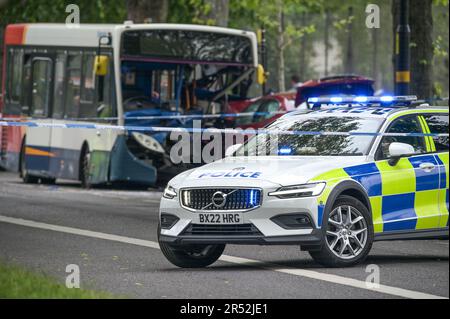 Pershore Road, Birmingham - 31st mai 2023 - cinq personnes, dont un enfant, ont été hospitalisées après la collision d'un bus et d'une voiture à Birmingham. La voiture couleur marron a frappé le bus à impériale unique alors qu'il s'approchait d'un arrêt de bus sur Pershore Road dans le quartier Edgbaston de la ville. La police des West Midlands a fermé la route à mesure que les invasions se poursuivaient. Un porte-parole du service d'ambulance des West Midlands a déclaré : « à l'arrivée, les équipages ont découvert que le conducteur de la voiture, un homme, était dans un état critique. « Le personnel ambulancier a immédiatement commencé à administrer des services de survie avancés avant du transporter sur des feux bleus à Queen Banque D'Images