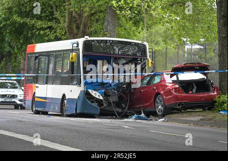 Pershore Road, Birmingham - 31st mai 2023 - cinq personnes, dont un enfant, ont été hospitalisées après la collision d'un bus et d'une voiture à Birmingham. La voiture couleur marron a frappé le bus à impériale unique alors qu'il s'approchait d'un arrêt de bus sur Pershore Road dans le quartier Edgbaston de la ville. La police des West Midlands a fermé la route à mesure que les invasions se poursuivaient. Un porte-parole du service d'ambulance des West Midlands a déclaré : « à l'arrivée, les équipages ont découvert que le conducteur de la voiture, un homme, était dans un état critique. « Le personnel ambulancier a immédiatement commencé à administrer des services de survie avancés avant du transporter sur des feux bleus à Queen Banque D'Images