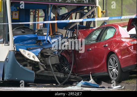 Pershore Road, Birmingham - 31st mai 2023 - cinq personnes, dont un enfant, ont été hospitalisées après la collision d'un bus et d'une voiture à Birmingham. La voiture couleur marron a frappé le bus à impériale unique alors qu'il s'approchait d'un arrêt de bus sur Pershore Road dans le quartier Edgbaston de la ville. La police des West Midlands a fermé la route à mesure que les invasions se poursuivaient. Un porte-parole du service d'ambulance des West Midlands a déclaré : « à l'arrivée, les équipages ont découvert que le conducteur de la voiture, un homme, était dans un état critique. « Le personnel ambulancier a immédiatement commencé à administrer des services de survie avancés avant du transporter sur des feux bleus à Queen Banque D'Images