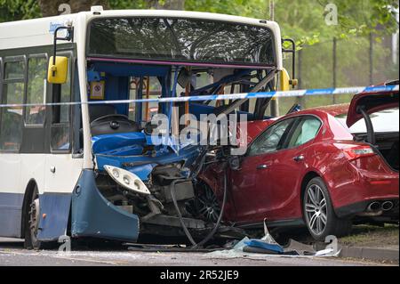 Pershore Road, Birmingham - 31st mai 2023 - cinq personnes, dont un enfant, ont été hospitalisées après la collision d'un bus et d'une voiture à Birmingham. La voiture couleur marron a frappé le bus à impériale unique alors qu'il s'approchait d'un arrêt de bus sur Pershore Road dans le quartier Edgbaston de la ville. La police des West Midlands a fermé la route à mesure que les invasions se poursuivaient. Un porte-parole du service d'ambulance des West Midlands a déclaré : « à l'arrivée, les équipages ont découvert que le conducteur de la voiture, un homme, était dans un état critique. « Le personnel ambulancier a immédiatement commencé à administrer des services de survie avancés avant du transporter sur des feux bleus à Queen Banque D'Images