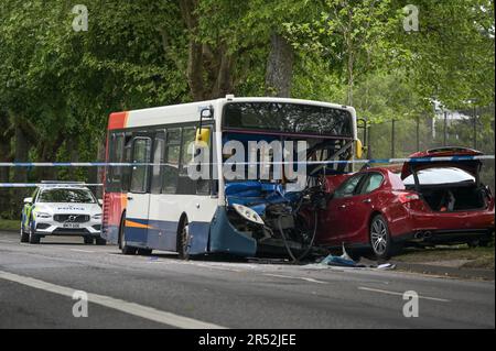 Pershore Road, Birmingham - 31st mai 2023 - cinq personnes, dont un enfant, ont été hospitalisées après la collision d'un bus et d'une voiture à Birmingham. La voiture couleur marron a frappé le bus à impériale unique alors qu'il s'approchait d'un arrêt de bus sur Pershore Road dans le quartier Edgbaston de la ville. La police des West Midlands a fermé la route à mesure que les invasions se poursuivaient. Un porte-parole du service d'ambulance des West Midlands a déclaré : « à l'arrivée, les équipages ont découvert que le conducteur de la voiture, un homme, était dans un état critique. « Le personnel ambulancier a immédiatement commencé à administrer des services de survie avancés avant du transporter sur des feux bleus à Queen Banque D'Images