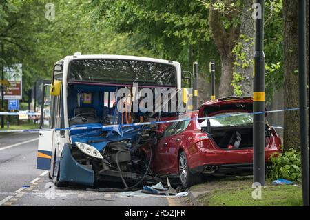 Pershore Road, Birmingham - 31st mai 2023 - cinq personnes, dont un enfant, ont été hospitalisées après la collision d'un bus et d'une voiture à Birmingham. La voiture couleur marron a frappé le bus à impériale unique alors qu'il s'approchait d'un arrêt de bus sur Pershore Road dans le quartier Edgbaston de la ville. La police des West Midlands a fermé la route à mesure que les invasions se poursuivaient. Un porte-parole du service d'ambulance des West Midlands a déclaré : « à l'arrivée, les équipages ont découvert que le conducteur de la voiture, un homme, était dans un état critique. « Le personnel ambulancier a immédiatement commencé à administrer des services de survie avancés avant du transporter sur des feux bleus à Queen Banque D'Images