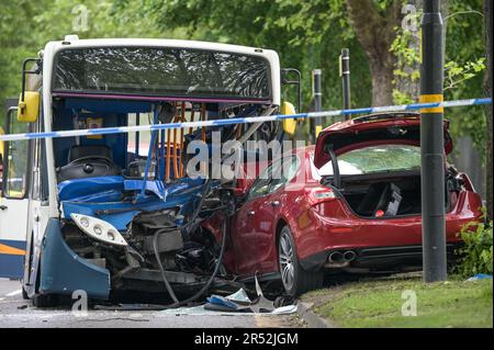 Pershore Road, Birmingham - 31st mai 2023 - cinq personnes, dont un enfant, ont été hospitalisées après la collision d'un bus et d'une voiture à Birmingham. La voiture couleur marron a frappé le bus à impériale unique alors qu'il s'approchait d'un arrêt de bus sur Pershore Road dans le quartier Edgbaston de la ville. La police des West Midlands a fermé la route à mesure que les invasions se poursuivaient. Un porte-parole du service d'ambulance des West Midlands a déclaré : « à l'arrivée, les équipages ont découvert que le conducteur de la voiture, un homme, était dans un état critique. « Le personnel ambulancier a immédiatement commencé à administrer des services de survie avancés avant du transporter sur des feux bleus à Queen Banque D'Images