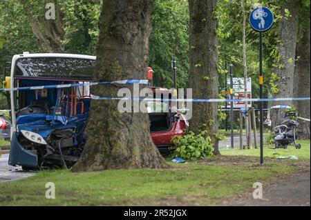 Pershore Road, Birmingham - 31st mai 2023 - cinq personnes, dont un enfant, ont été hospitalisées après la collision d'un bus et d'une voiture à Birmingham. La voiture couleur marron a frappé le bus à impériale unique alors qu'il s'approchait d'un arrêt de bus sur Pershore Road dans le quartier Edgbaston de la ville. La police des West Midlands a fermé la route à mesure que les invasions se poursuivaient. Un porte-parole du service d'ambulance des West Midlands a déclaré : « à l'arrivée, les équipages ont découvert que le conducteur de la voiture, un homme, était dans un état critique. « Le personnel ambulancier a immédiatement commencé à administrer des services de survie avancés avant du transporter sur des feux bleus à Queen Banque D'Images