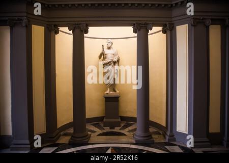 Esculapio, Dieu de la médecine. Statue près de l'entrée d'une ancienne pharmacie italienne Banque D'Images