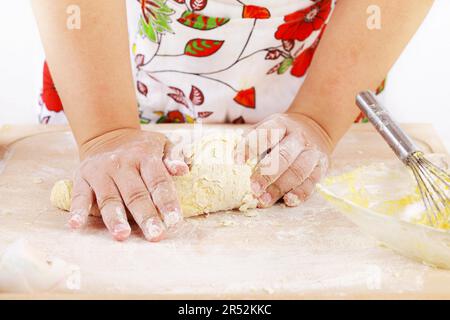 Détails des mains des femmes pétrissant la pâte Banque D'Images
