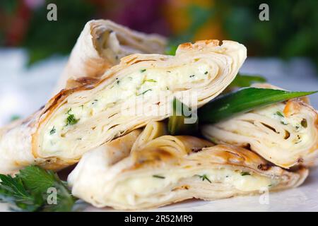 Crêpe rôtie avec fromage de brebis et légumes verts (gros plan) (mise au point sélective) Banque D'Images