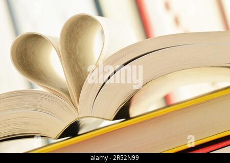 La composition avec pile de livres et pages formé dans une forme de coeur Banque D'Images