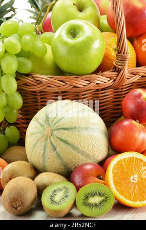 La composition avec fruits assortis dans panier en osier isolated on white Banque D'Images