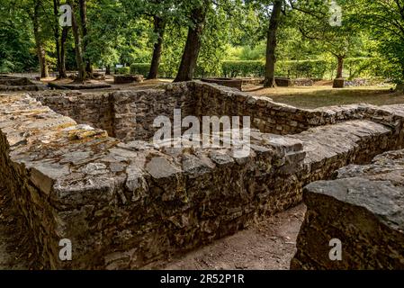 Ruines, murs de fondation, caves, puits, citernes, Vestiges du village de camp vicus, fort romain Saalburg, fort reconstruit de cohorte, musée Banque D'Images