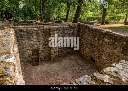 Ruines, murs de fondation, caves, puits, citernes, Vestiges du village de camp vicus, fort romain Saalburg, fort reconstruit de cohorte, musée Banque D'Images