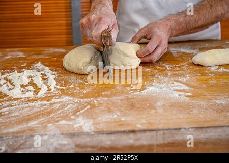 Pétrissage du pain artisanal dans la boulangerie Banque D'Images