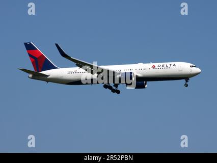 Un Boeing 767-300 de Delta Air Lines s'approche de l'aéroport de Londres Gatwick en provenance de New York Banque D'Images