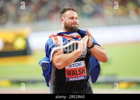 Tomas Walsh avec le drapeau de son pays dans le tir a mis des hommes aux Championnats du monde d'athlétisme 2019 à Doha. Banque D'Images