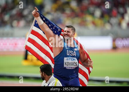 Joe Kovacs avec le drapeau de son pays dans le tir a mis des hommes aux Championnats du monde d'athlétisme 2019 à Doha. Banque D'Images