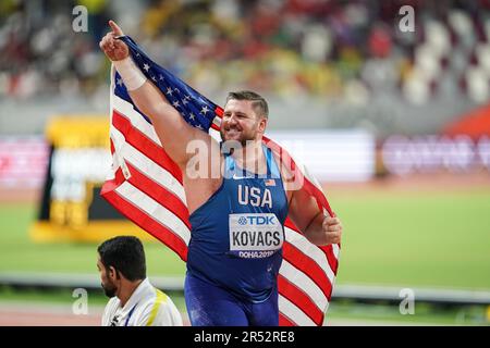 Joe Kovacs avec le drapeau de son pays dans le tir a mis des hommes aux Championnats du monde d'athlétisme 2019 à Doha. Banque D'Images