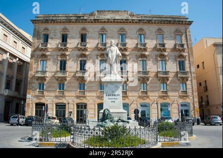 Garibaldi Monument, Piazza Garibaldi, Trapani, Sicile, Italie, Ancien Grand Hôtel Banque D'Images