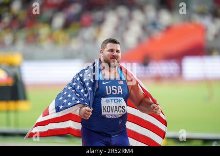 Joe Kovacs avec le drapeau de son pays dans le tir a mis des hommes aux Championnats du monde d'athlétisme 2019 à Doha. Banque D'Images