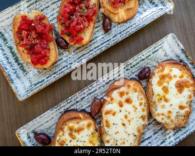 assortiment de bruschetta à la crème au fromage et aux tomates Banque D'Images
