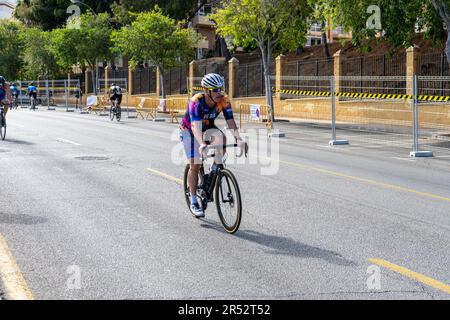 BENALMADENA, ESPAGNE - 13 MAI 2023 : courses cyclistes dans les rues de Costa del sol à Benalmadena, Espagne sur 13 mai 2023 Banque D'Images