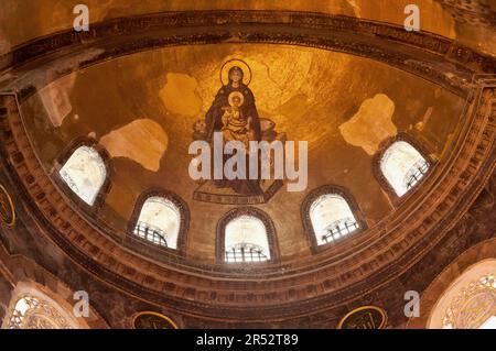 Mosaïque de mur d'abside du Théotokos, Vierge Marie avec enfant, Sainte-Sophie, aujourd'hui Musée de la mosquée Sainte-Sophie, Istanbul, Turquie, Saint Église Sophia Banque D'Images