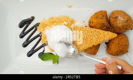Un gros plan de femme à la main prenant un morceau de dessert magnifique Banque D'Images