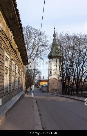 Vue sur la rue avec l'ancienne tour de l'hôtel de ville de Vyborg, Russie. Il a été construit en 1470s avec d'autres tours du mur défensif de la ville en pierre Banque D'Images