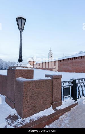 Feu de rue sur le pont du Kremlin de Novgorod également connu sous le nom de Detinets. Vue verticale sur la rue photo prise lors d'une journée d'hiver Banque D'Images