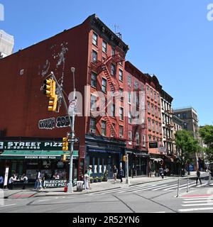 Magasins et appartements sur Bleecker Street dans le quartier de Greenwich Village de Manhattan à New York. Banque D'Images