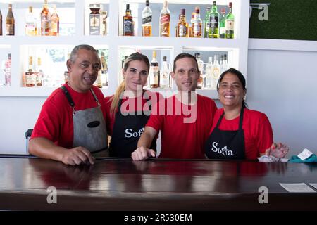 Les serveurs cubains sourient à la caméra devant les boissons alcoolisées à la Habana Cuba. Banque D'Images
