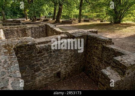 Ruines, murs de fondation, caves, puits, citernes, Vestiges du village de camp vicus, fort romain Saalburg, fort reconstruit de cohorte, musée Banque D'Images