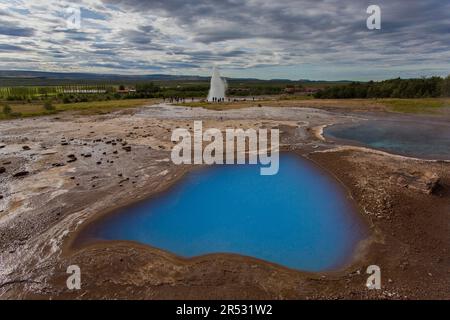 Blue Pot Blesi près de Strokkur, Islande Banque D'Images