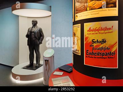 Publicité pour le Parti de l'unité socialiste SED avec la statue de Lénine, Forum d'histoire contemporaine Leipzig, Saxe, Allemagne Banque D'Images